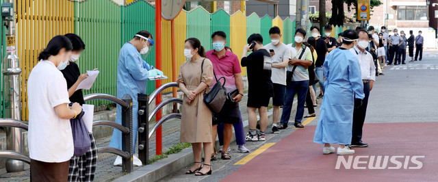 ▲ 24일 오전 서울 구로구 구로구 보건소에 마련된 선별진료소를 찾은 시민들이 줄을 서 기다리고 있다. ⓒ뉴시스