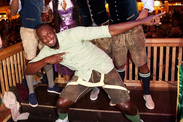 ▲ 지난해 10월 4일 독일 뮌헨의 맥주축제인 '옥토버페스트'에서 참가자들과 여흥을 즐기고 있는 우사인 볼트. ⓒ스플래시닷컴