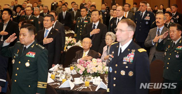 ▲ 2018년 11월 고 백선엽 장군 생일파티에 참석한 주한미군과 한국군 수뇌부. 이 파티는 주한미군이 주관했다. ⓒ뉴시스. 무단전재 및 재배포 금지.