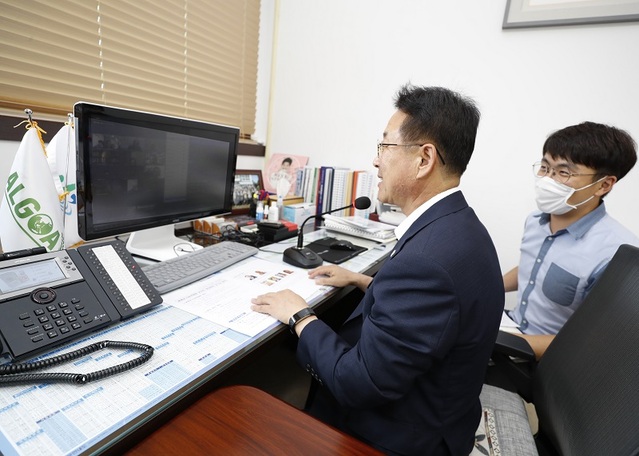 ▲ 이차영 괴산군수가 26일 아시아를 대표해 세계유기농연합회(GAOD)의 공동의장으로 추대됐다. 이 군수가 화상을 통해 GAOD 회의를 하고 있다.ⓒ괴산군