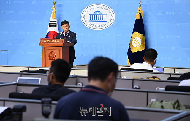 ▲ 김원웅 광복회장이 지난 24일 오후 국회 소통관 기자회견장에서 기자회견을 갖고 있다.ⓒ박성원 기자