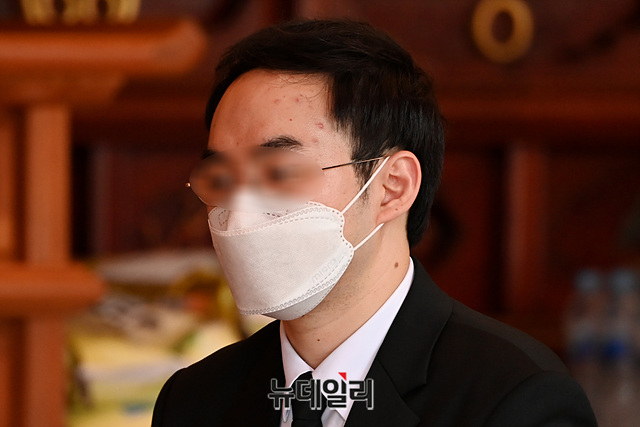 ▲ 故 박원순 전 서울시장의 아들 주신 씨가 26일 오후 서울 종로구 조계사에서 열린 박 전 시장 49재 막재에 참석하고 있다. ⓒ박성원 기자