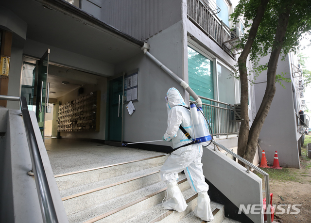 ▲ 26일 오후 우한코로나 집단감염이 발생한 서울 구로구 한 아파트에서 보건소 직원들이 방역을 하고 있다. ⓒ뉴시스