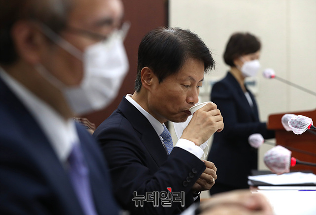 ▲ 김강립 보건복지부 차관이 26일 오전 국회에서 열린 보건복지위원회 전체회의에서 의원들의 질의에 답변하고 있다. ⓒ박성원 기자