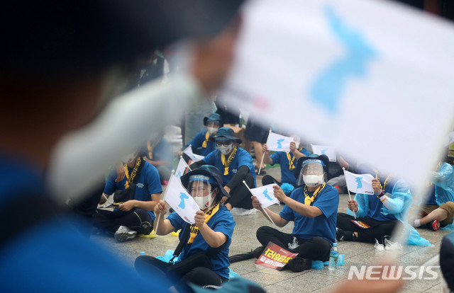 ▲ 전국민주노동조합총연맹 노조원들이 15일 오후 서울 종로구 보신각에서 ' 8·15 노동자대회 성사 선포 기자회견'을 열고 한미워킹그룹해체, 한미연합군사훈련중단, 남북합의이행 등을 촉구하는 집회를 하고 있다. ⓒ뉴시스