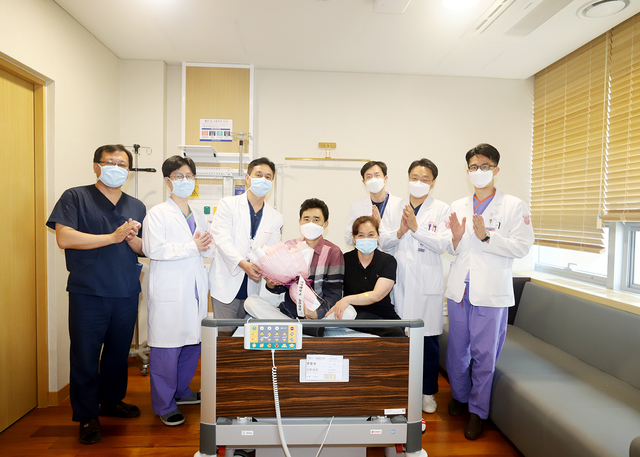 ▲ 8월 26일 퇴원하는 환자를 축하하며 쾌유를 기원하는 계명대 동산병원 의료진들(왼쪽부터 흉부외과 김재범 교수, 장우성 교수, 박남희 교수, 심장내과 김인철 교수, 신장내과 박우영 교수, 백진혁 교수).ⓒ동산병원