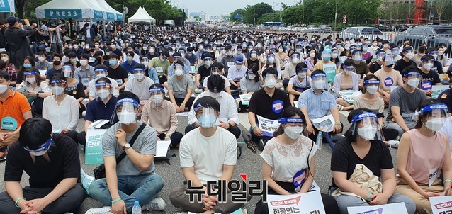 ▲ 26일부터 의사협회의 2차 파업이 전국에서 진행되면서 대형병원의 암 수술 등이 연기되는 등 파장이 확산되고 있다. 사진은 의사협회의 파업 장면.ⓒ뉴데일리 DB