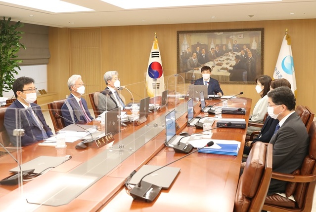 ▲ 이주열 한국은행 총재(가운데)가 27일 서울 중구 한은에서 열린 금융통화위원회 본회의에서 회의를 주재하고 있다. ⓒ한국은행