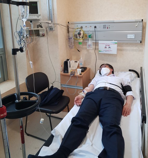 ▲ 정진웅 서울중앙지검 형사1부 부장검사는 29일 한동훈 검사장과의 물리적 충돌 직후 서울성모병원에 입원해 본인의 사진을 언론에 직접 공개했다. ⓒ서울중앙지검