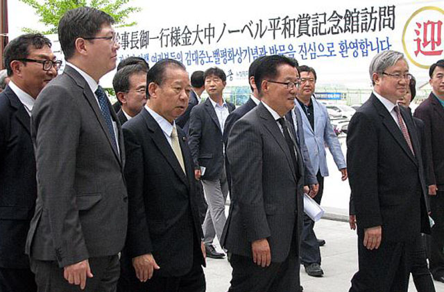 ▲ 2017년 6월 목포를 찾은 니카이 도시히로 일본 자민당 간사장. 옆에 김홍걸 전 의원과 박지원 국가정보원장이 보인다. ⓒ뉴시스. 무단전재 및 재배포 금지.