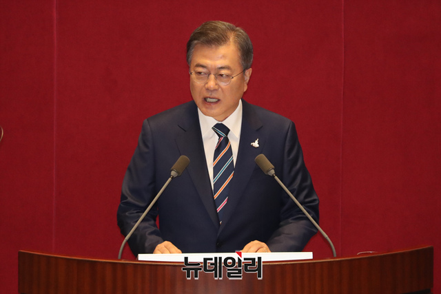 ▲ 문재인 대통령이 지난달 16일 오후 국회에서 열린 제21대 국회 개원식에서 개원연설을 하고 있다. ⓒ이종현 기자