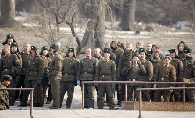 ▲ 중국 국경을 지키는 북한 국경경비대. ⓒ뉴시스. 무단전재 및 재배포 금지.
