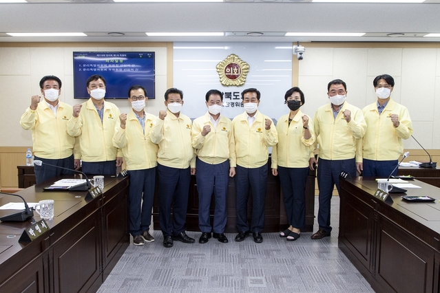 ▲ 윤리특별위원회는 지난 26일 제1차 회의를 갖고 위원장에 곽경호 의원(칠곡), 부위원장에 정근수 의원(구미)을 각각 선출했다.ⓒ경북도의회