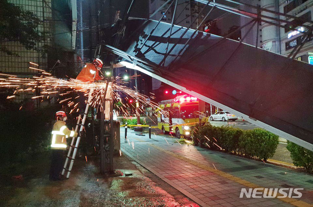 ▲ 27일 제8호 태풍 '바비' 영향으로 인천 서구 가좌동 간판이 쓰러져 소방당국이 안전조처하고 있다. ⓒ뉴시스