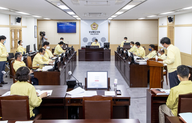 ▲ 건설소방위원회(위원장 박정현, 고령) 26일부터 27일까지 이틀에 걸쳐 집행부 소관부서인 통합신공항추진단, 재난안전실, 건설도시국, 소방본부로부터 업무보고를 받는 것으로 후반기 위원회 구성 후 첫 회의를 실시했다.ⓒ경북도의회