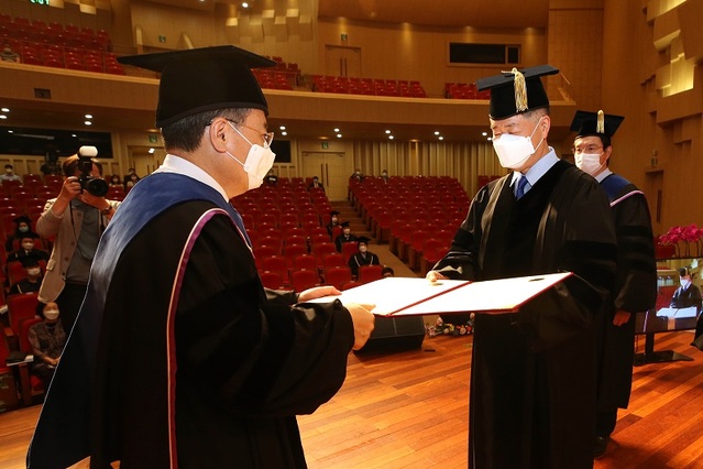 ▲ 신성철 KAIST 총장이 28일 2020학년도 학위수여힉에서 김영훈 대성그룹 회장에게 명예과학기술학 박사학위를 수여하고 있다.ⓒKAIST