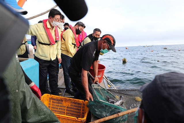 ▲ 양승조 지사가 29일 태안군 내파수도 중층 침설식 가두리 시범 사업 현장을 찾아 태풍 ‘마이삭’ 발생에 따른 대응 상황을 점검하고 있다.ⓒ충남도