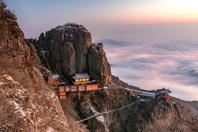 ▲ 김칠구 사진 공모전 대상 작품 ‘구미 약사암의 운해 빛나래’.ⓒ경북관광공사