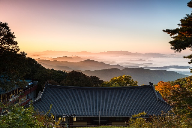 ▲ 김칠구 사진 공모전 최우수상 작품 ‘산사의 일출’.ⓒ경북관광공사