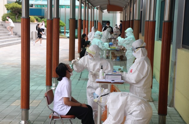 ▲ 영양군(군수 오도창)은 지난 26일 관내 기숙학교 학생 및 교직원 대상으로 코로나 19 전수 진단검사를 실시했다.ⓒ영양군