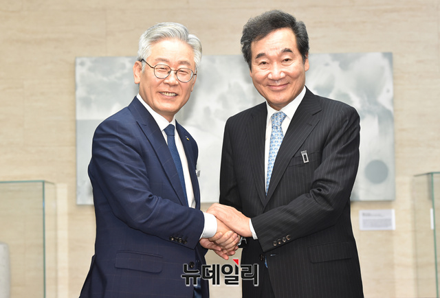 ▲ (왼쪽부터) 이재명 경기지사와 이낙연 더불어민주당 대표후보. ⓒ정상윤 기자