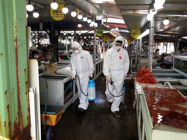 ▲ 영덕군이 코로나19 재확산 대비 긴급방역활동을 실시했다.ⓒ영덕군