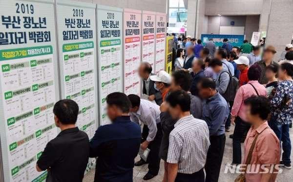 ▲ 지난해 부산에서 열린 노년층 일자리 박람회를 찾은 사람들의 모습이다. ⓒ뉴시스