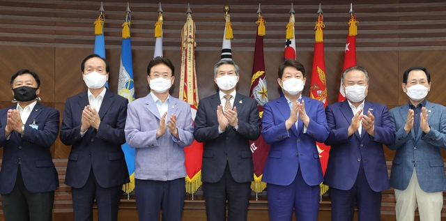 ▲ 국방부에서 열린 대구 군 공항 이전부지 선정위원회에서 대구경북 통합신공항 부지가 최종 확정되자 권영진 대구시장(오른쪽 세번째)은 “앞으로 기본계획 수립, 사업자 선정, 개발비전 수립 등 후속 절차를 속도감 있게 추진하겠다”고 말했다.ⓒ대구시