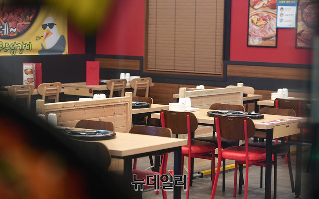 ▲ 정부가 오는 30일 0시부터 9월6일 자정까지 방역조치를 강화하기로 함에 따라 식당의 경우 야간시간 포장·배달만 허용된다. ⓒ뉴데일리DB