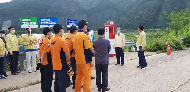 ▲ 영양군(군수 오도창)은 지난 28일 영양군청, 영양119안전센터, 입암119안전센터 등 관계자 30여명이 참석한 가운데 ‘제288차 안전점검의 날 행사’를 영양읍 감천유원지 일원에서 실시했다.ⓒ영양군