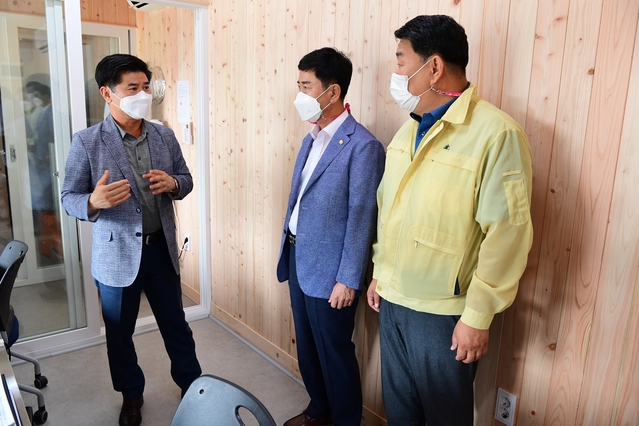 ▲ 고령군의회는 지난 27일 선별진료소와 보건소를 방문해 코로나19 대응 상황을 점검하고 격무에 지친 근무자들을 격려했다.ⓒ고령군