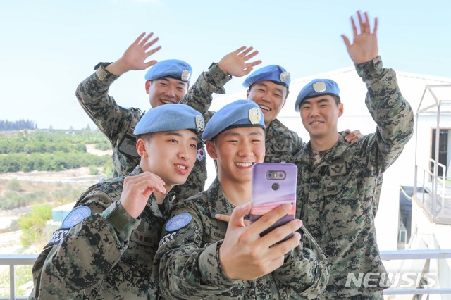 ▲ 지난해 9월 레바논에 파병된 동명부대원들이 부모님께 영상통화로 인사하고 있다. ⓒ사진=합참/뉴시스 제공