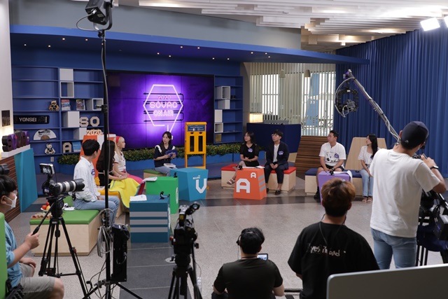 ▲ 방송인 허영지(앞줄 왼쪽4번째)와 대학생 패널들이 16일 방송예정인 '1020 체인지 메이커가 뜬다' 세션 제작을 하고 있다. ⓒSOVAC사무국
