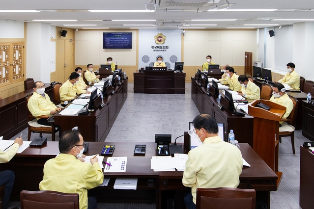 ▲ 문화환경위는 제318회 임시회 기간 중인 27일 상임위원회를 열어 위원회 소관 조례안을 심사‧의결하고 소관 부서의 업무보고를 받았다.ⓒ경북도의회