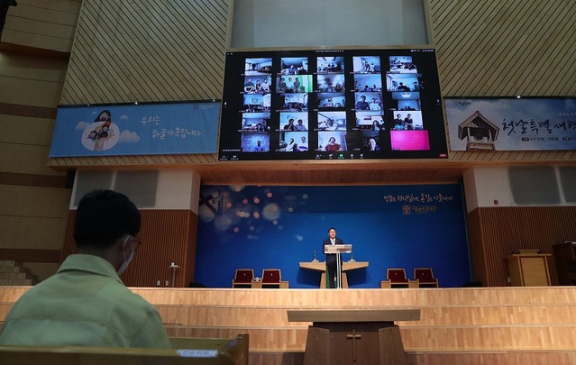 ▲ 양승조 충남도지사가 30일 천안 하늘교회에서 코로나19 비대면 예배 현장을 점검하고 있다.ⓒ충남도