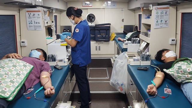 ▲ 칠곡군 공무원과 주민 60여명은 지난 28일 군청 앞마당에서 열린 안정적 혈액수급과 생명나눔 실천을 위한 공직자 사랑 헌혈운동에 동참했다.ⓒ칠곡군