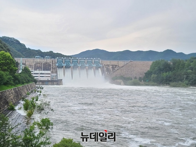 ▲ 대전시민 등의 식수원인 대청댐에서 수문을 열어 댐물을 방류하고 있다.ⓒ뉴데일리 충청본부 DB