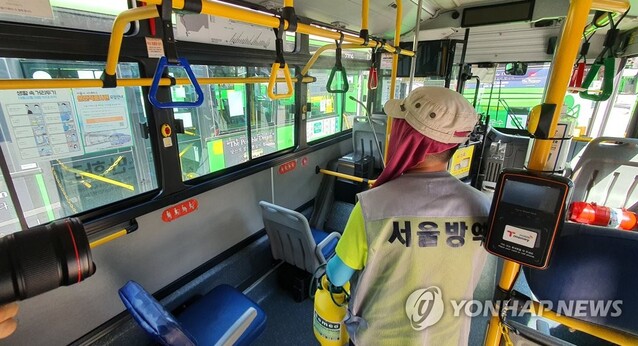 ▲ 8월 24일 구로구 시내버스 6512번과 5618번 차고지에서 관계자가 방역을 하고 있다. ⓒ연합뉴스