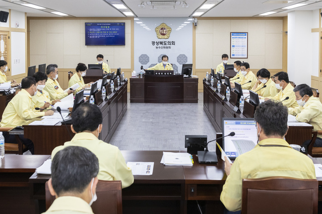 ▲ 경북도의회 농수산위는 지난 27일부터 28일까지 제318회 도의회 임시회 기간 중에 위원회를 열고 농축산유통국·해양수산국·농업기술원의 업무보고를 청취했다.ⓒ경북도의회