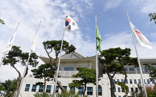 ▲ 경북도는 경술국치일인 8월 29일 도청전정에 태극기 조기게양하고 순국선열의 숭고한 애국정신을 기렸다.ⓒ경북도