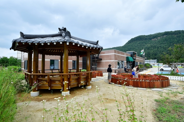 ▲ 청도군(군수 이승율)은 청도군치매안심센터부지 내에 치매환자의 치매예방과 휴식을 위한 회상공간을 조성했다.ⓒ청도군