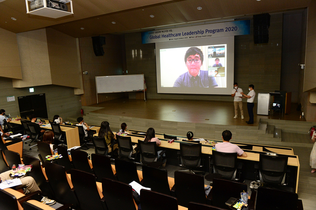 ▲ 24일 연마관 국제회의실에서 글로벌 리더십 프로그램 참가자들이 미국 의료현장(US Hospital)과 원격으로 연결해 토론을 하고 있다.ⓒ대구보건대