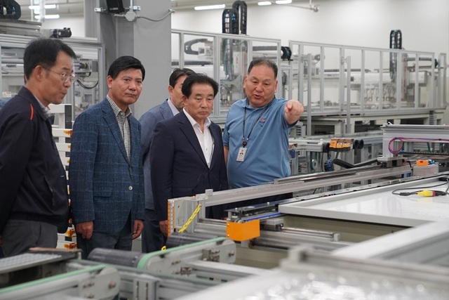 ▲ 한화큐셀을 방문한 송기섭 진천군수.(오른쪽서 두번째)ⓒ진천군