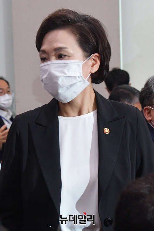 ▲ 김현미(사진) 국토교통부 장관이 31일 국회 국토교통위 전체회의에 출석해 