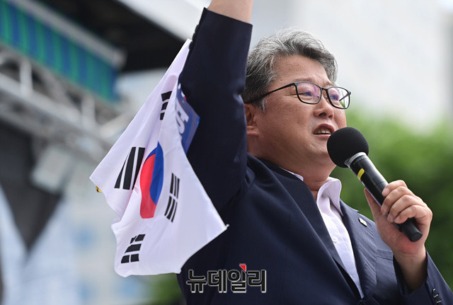 ▲ 지난달 10일 서울고등법원 앞에서 열린 집회에서 연설하는 조원진 우리공화당 대표. ⓒ정상윤 기자