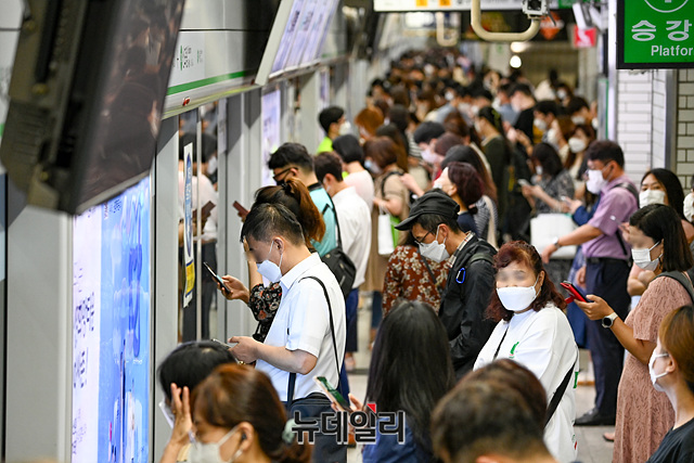 ▲ '사회적 거리두기 2.5단계' 시행 이후 첫 출근날인 31일 오전 서울 구로구 신도림역에서 시민들이 마스크를 착용한 채 출근하고 있는 모습. ⓒ권창회 기자