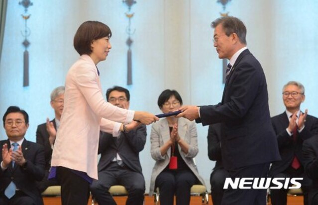 ▲ 문재인 대통령이 2017년 6월 15일 청와대 본관에서 배재정 국무총리 비서실장에게 임명장을 수여하고 있다. ⓒ뉴시스