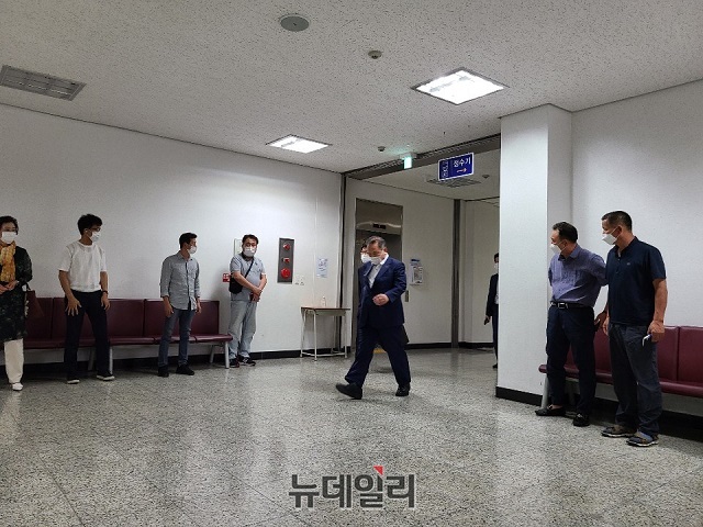 ▲ 31일 대구지법 형사11부(김상윤 부장판사) 심리로 열리는 8차 공판에 김영만 군위군수가 법정으로 들어서고 있다.ⓒ뉴데일리