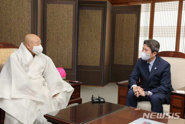 ▲ 지난 8월 31일 조계종 총무원장 승려 원행과 이인영 통일부 장관이 대화를 나누는 모습. ⓒ뉴시스. 무단전재 및 재배포 금지.