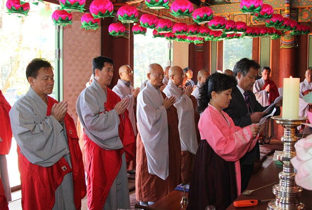 ▲ 2007년 10월 금강산 신계사 복원사업 이후 열린 낙성식. 머리 긴 승려들이 노동당 조선불교도연맹 소속이다. ⓒ민주평통 월간지 통일시대 화면캡쳐.